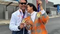 Baru-baru ini Nirina Zubir berhasil menyelesaikan marathon sejauh 42 kilometer. Hebatnya lagi, ajang lari tersebut pertama kali diselesaikannya pada usia 43 tahun. Foto: Instagram/nirinazubir_