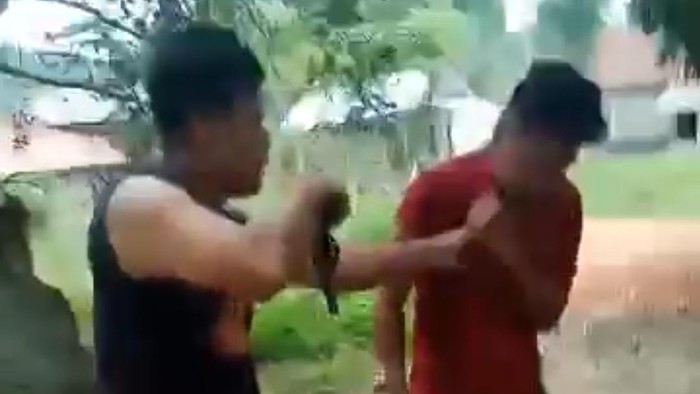 Oknum polisi di Palopo todong pistol ke warga.