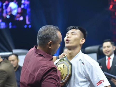 Muncul juara baru di kelas ringan One Pride MMA. Ini menyusul kemenangan Ronald Mastrana Siahaan atas Angga The Hitman