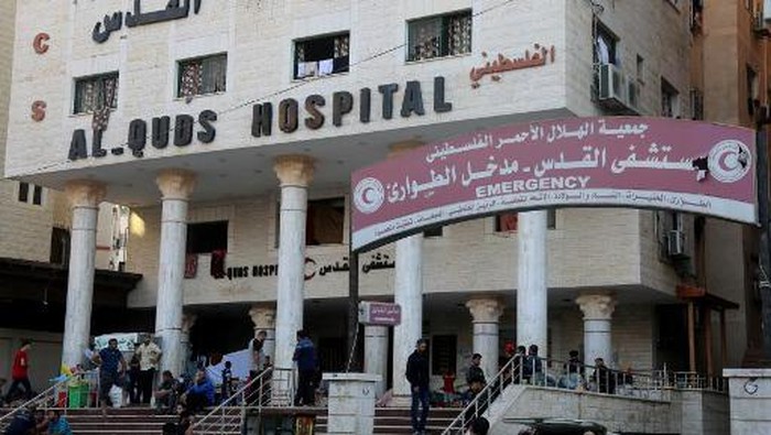 People wait outside Gaza Citys Al-Quds Hospital on October 29, 2023, as battles between Israel and Hamas continue for the fourth week. Israeli ground forces fought deadly battles with Hamas militants inside Gaza on October 30 and sent tanks to the outskirts of the biggest city while air strikes kept raining down on the besieged Palestinian territory. (Photo by Khoder al-Zaanoun / AFP)