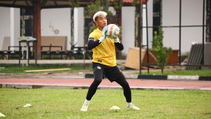 Pancar Nur Widiastono, kiper baru PSIM Jogja di sesi latihan, Sabtu (11/11/2023).