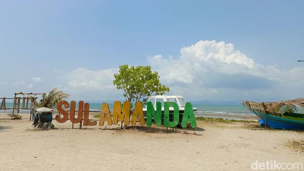 Pantai Sulamanda di Kecamatan Kupang Tengah, Kabupaten Kupang, Nusa Tenggara Timur (NTT), Sabtu (11/11/2023). (Simon Selly/detikBali)