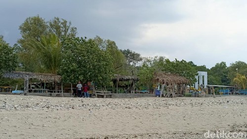 Pantai Sulamanda di Kecamatan Kupang Tengah, Kabupaten Kupang, Nusa Tenggara Timur (NTT), Sabtu (11/11/2023). (Simon Selly/detikBali)