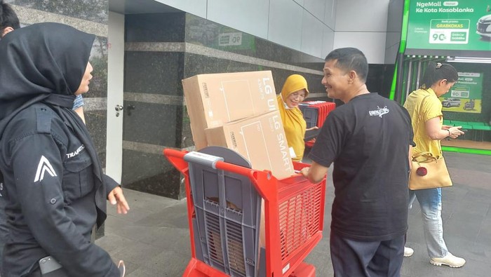 Pelanggan beli 2 TV di Transmart Full Day Sale