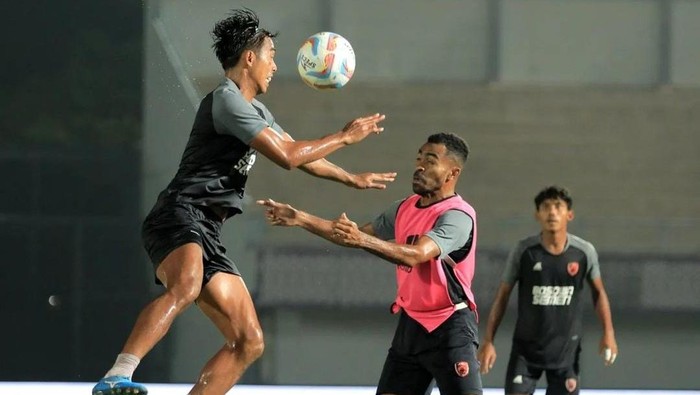 Pemain PSM Makassar Erwin Gutawa dan Yakob Sayuri pada sesi latihan jelang lawan Dewa United di Stadion Indomilk Arena dalam laga Liga 1 2023/2024.
