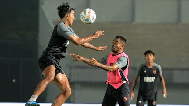 Pemain PSM Makassar Erwin Gutawa dan Yakob Sayuri pada sesi latihan jelang lawan Dewa United di Stadion Indomilk Arena dalam laga Liga 1 2023/2024.