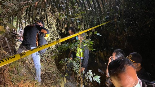 Polisi mengevakuasi jasad warga Karangasem yang jatuh di jurang Desa Songan, Kintamani, Bangli, Sabtu (11/11/2023) malam.