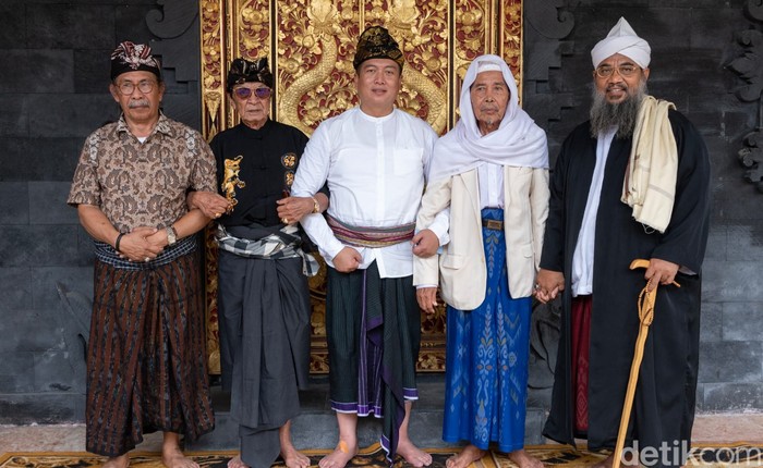 Pertemuan Lalu Iqbal dengan Majelis Adat Sasak di Praya di Kediaman Lalu Wiratmaja, Lombok Tengah pada Minggu (12/11/2023). (Helmy Akbar / detikBali)