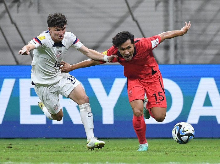 Pesepak bola Timnas Amerika Serikat Aiden Harangi (kiri) berebut bola dengan pesepak bola Timnas Korea Selatan Seo Jeonghyeok pada pertandingan babak penyisihan Grup E Piala Dunia U-17 di Jakarta International Stadium, Jakarta, Minggu (12/11/2023). ANTARA FOTO/Sigid Kurniawan/aww.