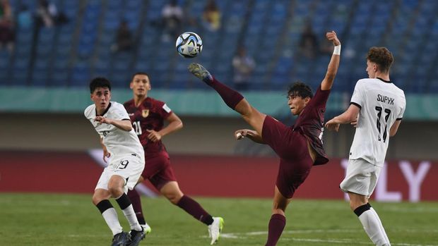 Ekspresi pesepak bola timnas Selandia Baru Matt Dhotman de Villiers pada pada pertandingan fase Grup F Piala Dunia U-17 2023 melawan timnas Venezuela di Stadion Si Jalak Harupat, Kabupaten Bandung, Jawa Barat, Minggu (12/11/2023). ANTARA FOTO/Wahyu Putro A/aww.
