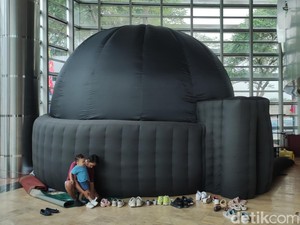 Seru! Ada Pertunjukan Planetarium Mini di Acara HUT TIM ke-55