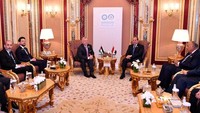 Beberapa keputusan di antaranya mengecam agresi Israel di Gaza. Selain itu, Sekretariat OKI dan Liga Arab akan diberikan mandat untuk mendokumentasi semua kejahatan yang dilakukan Israel ke rakyat Palestina. Negara-negara OKI juga mengecam pemindahan paksa oleh Israel terhadap warga Gaza Utara ke Gaza Selatan. Perusakan-perusakan fasilitas rumah sakit di Gaza oleh Israel juga turut dikecam.