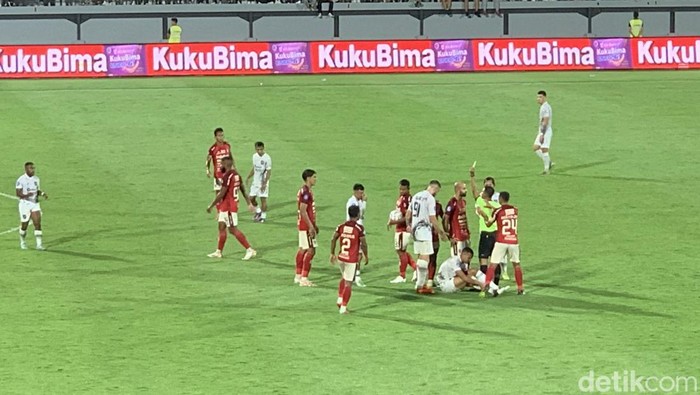 Potret laga Bali United vs Borneo Minggu (12/11/1023) di Gianyar. (Siti Mu’amalah)