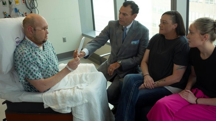 Cerita Pria AS yang Jadi Penerima Transplantasi Mata Pertama di Dunia