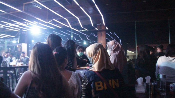 Ratusan pengunjung klub di Surabaya menjalani tes urine