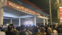 Saking padatnya kawasan Alun-alun, warga menonton konser dari luar gerbang (Foto: Deni Wahyono) 