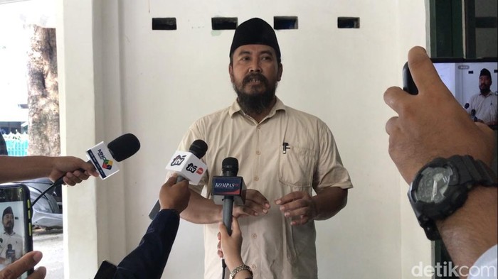 Salah seorang menantu KH Bisri Mustofa atau Gus Mus, Wahyu Salvana, saat diwawancarai di kediaman Gus Mus, Rembang, Minggu (12/11/2023)