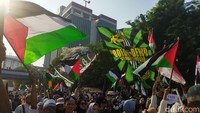 Sejumlah suporter Persebaya alias Bonek juga ikut menyuarakan dukungannya pada Palestina. M (Foto: Auliyau Rohman/detikJatim)
