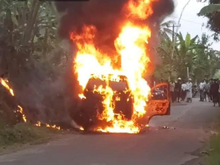 Sebuah mobil minibus jenis Daihatsu Espass ludes terbakar di Jalan Raya Desa Gunaksa, Klungkung, Bali, Minggu (12/11/2023) sekitar pukul 18.00 Wita. (IST)