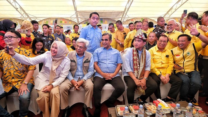 Sekjen Gerindra Ahmad Muzani (berkemeja biru di tengah) konsolidasi akbar partai koalisi Indonesia Maju (KIM) di Stadion Jakabaring. (dok istimewa)