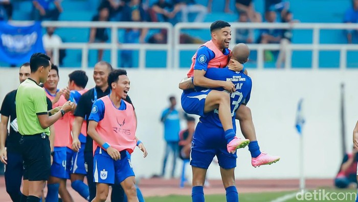 Selebrasi punggawa PSIS Semarang saat menang besar atas Persita di pekan 19 Liga 1 2023/2024.