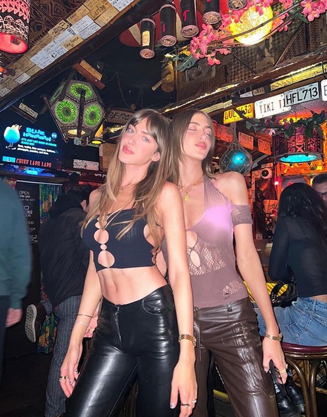 Kini si kembar 30 tahun itu semakin sering menyuarakan pro-Palestina. Dalam unggahannya beberapa hari terakhir ini Simi dan Haze mendesak Israel untuk melakukan gencatan senjata dalam rangka menghentikan peperangan. Foto: dok. Instagram/@simihaze