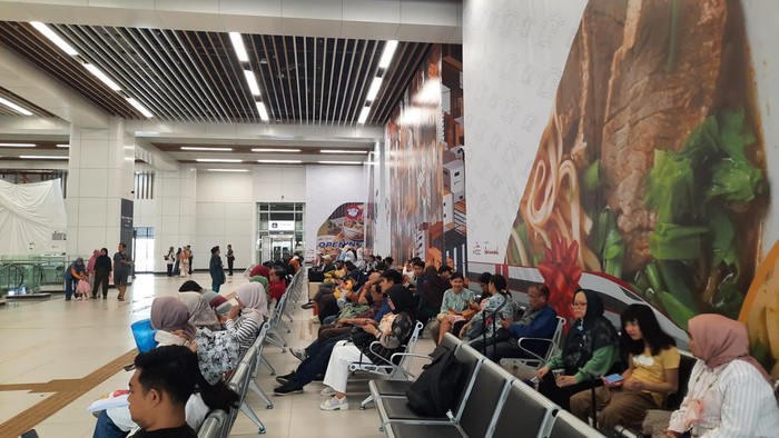 Suasana di Stasiun Kereta Cepat Halim pada Minggu (12/11/2023)-(Annisa/detikcom)