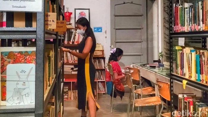 Suasana tenang di C20 Library & Collabtive Surabaya. Perpustakaan sekaligus Co-Working Space.