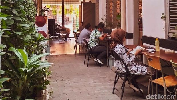 Suasana tenang di C20 Library & Collabtive Surabaya. Perpustakaan sekaligus Co-Working Space.