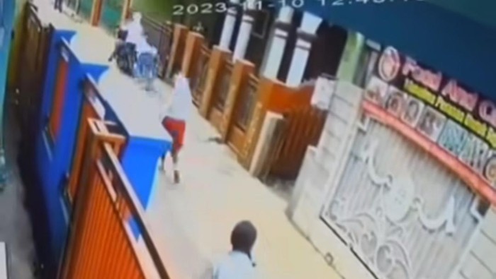 Tangkapan layar aksi jambret viral di Kramat Jati, Jakarta Timur (Tangkapan layar)
