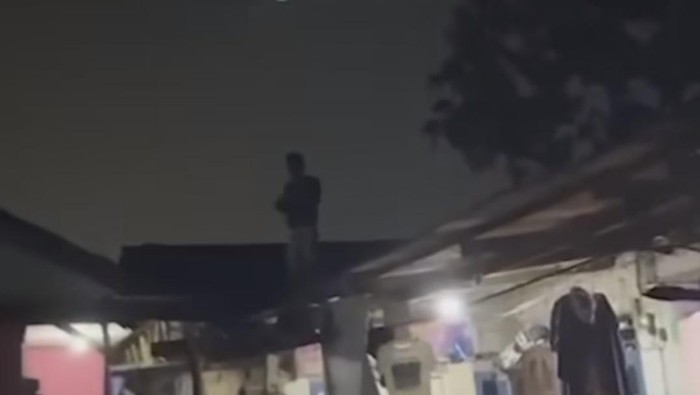 Tangkapan layar pria dinarasikan maling di atap rumah warga di Bogor (Tangkapan layar)