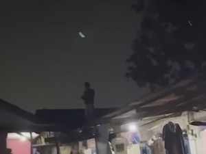 Pria di Atap Rumah Diduga Maling Dikepung Massa, Ternyata Intip Wanita Idaman