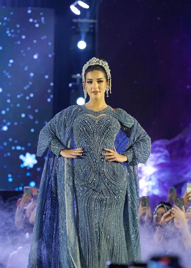 Banyak netizen yang memuji penampilan pemilik brand kecantikan Mother of Pearl ini bak Miss Universe. Ada pula yang menyebutnya mirip Ratu Elsa, karakter dari film ‘Frozen’. Foto: Instagram/@tasyafarasya