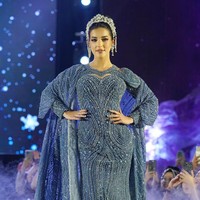 Banyak netizen yang memuji penampilan pemilik brand kecantikan Mother of Pearl ini bak Miss Universe. Ada pula yang menyebutnya mirip Ratu Elsa, karakter dari film ‘Frozen’. Foto: Instagram/@tasyafarasya