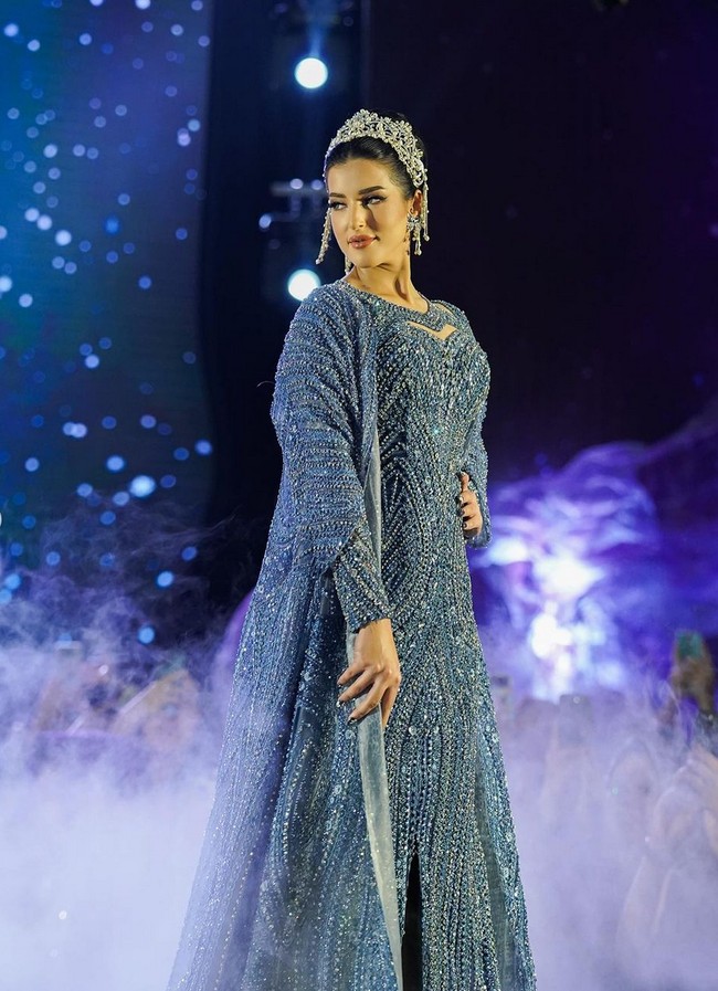 Selebgram dan beauty influencer ini tampil mengenakan gaun biru penuh taburan payet serta kristal. Gaun berpotongan pas badan tersebut dilengkapi jubah yang juga dihias detail berkilauan. Foto: Instagram/@tasyafarasya