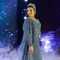 Selebgram dan beauty influencer ini tampil mengenakan gaun biru penuh taburan payet serta kristal. Gaun berpotongan pas badan tersebut dilengkapi jubah yang juga dihias detail berkilauan. Foto: Instagram/@tasyafarasya