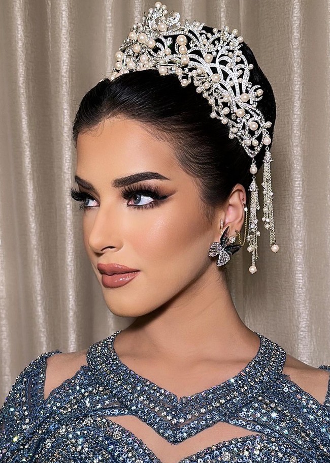 Menyesuaikan busananya yang glamor, wajah Tasya Farasya dipulas makeup bold dengan gaya smokey eyes yang mempertegas mata. Sementara bibirnya disapukan lipstik warna coklat nude. Foto: Instagram/@tasyafarasya