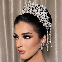 Menyesuaikan busananya yang glamor, wajah Tasya Farasya dipulas makeup bold dengan gaya smokey eyes yang mempertegas mata. Sementara bibirnya disapukan lipstik warna coklat nude. Foto: Instagram/@tasyafarasya