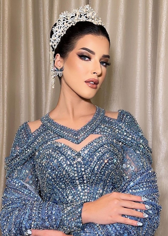 Sebagai pelengkap busana, influencer dengan 6,4 juta followers ini memakai tiara berhias kristal dan mutiara. Dia juga mengenakan anting bentuk kupu-kupu. Foto: Instagram/@tasyafarasya