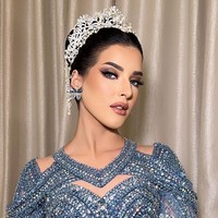 Sebagai pelengkap busana, influencer dengan 6,4 juta followers ini memakai tiara berhias kristal dan mutiara. Dia juga mengenakan anting bentuk kupu-kupu. Foto: Instagram/@tasyafarasya
