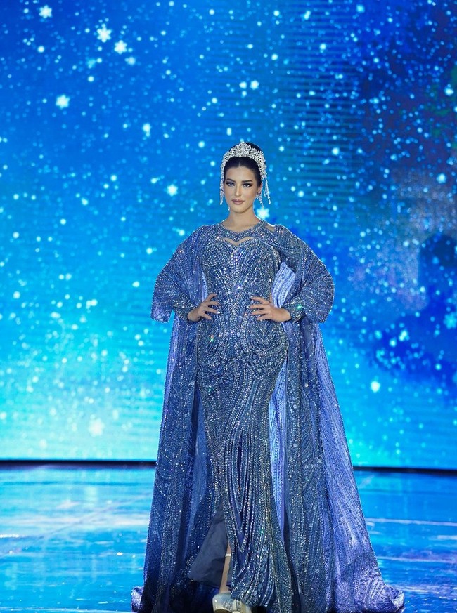 Tasya Farasya, yang juga beauty vlogger dengan 4,23 juta subscribers YouTube, tampak luwes melenggang di runway bak model profesional. Foto: Instagram/@tasyafarasya