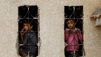 Sementara yang selamat harus jadi pengungsi. REUTERS/Ibraheem Abu Mustafa.