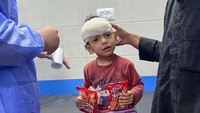 Di pengungsian mereka juga tetap tidak aman karena Israel bisa kapan saja menjatuhkan bom ke lokasi mereka berada. REUTERS/Doaa Rouqa.