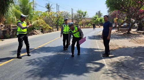TKP WN Ceko bernama Mortimerova tewas usai menabrak truk di Jalan Raya Singaraja-Gilimanuk, Desa Pemuteran, Kecamatan Gerokgak, Buleleng, Bali Minggu (12/11/2023). (Dok. Polres Buleleng)