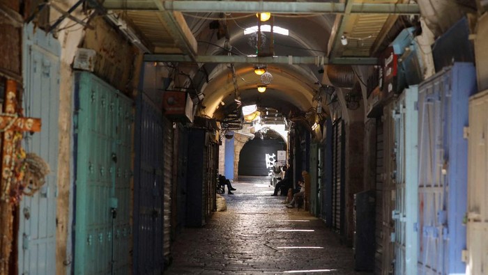 Toko-toko di Kota Tua Yerusalem Tutup Gegara Perang Isarel-Hamas Shopkeepers wait for tourists as other souvenir shops are closed, amid the ongoing conflict between Israel and the Palestinian Islamist group Hamas, in the old city of Jerusalem, November 10, 2023. REUTERS/Reinhard Krause