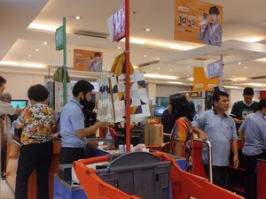 Jelang Full Day Sale Berakhir, Kasir Transmart Cempaka Putih Diserbu Pengunjung