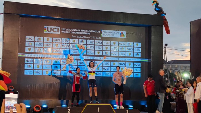 UCI MTB World Championship 2023 di Sirkuit SG 1973, Palangka Raya, Kalimantan Tengah (Kalteng), tuntas, Minggu (12/11). Hasilnya pebalap sepeda wakil Indonesia, Dara Latifah naik podium kedua.