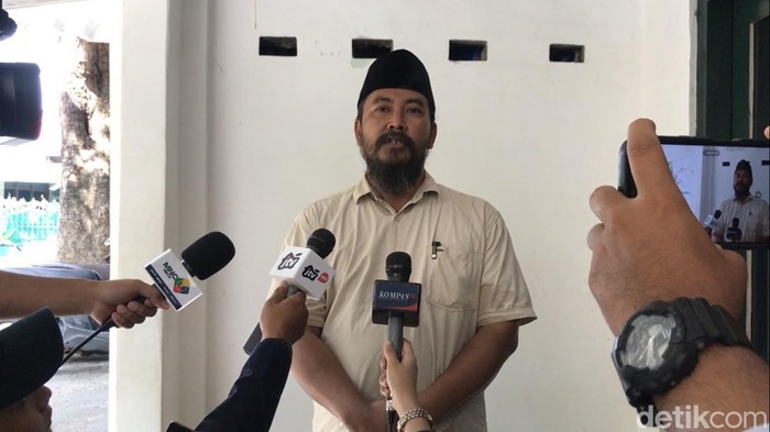 Wahyu Salvana salah satu menantu Gus Mus, saat diwawancarai awak-media, Minggu (12/11/2023).