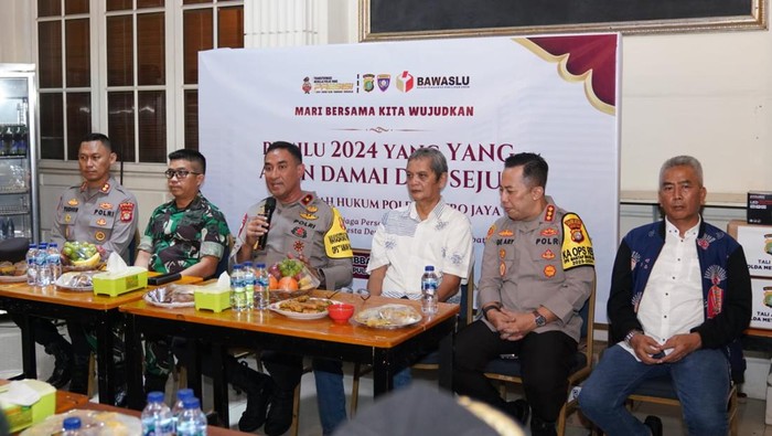 Wakapolda Metro Brigjen Suyudi Ario Seto menyambangi Pos Kamling di Melawai, Kebayoran Baru.