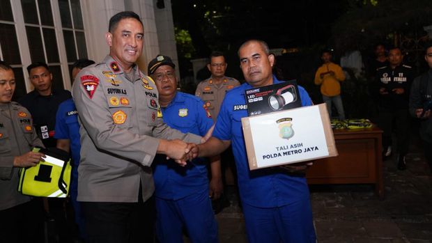 Wakapolda Metro Brigjen Suyudi Ario Seto menyambangi Pos Kamling di Melawai, Kebayoran Baru.